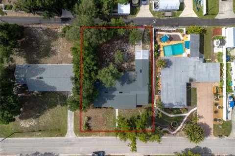House in Winter Haven, Florida 3 bedrooms, 175.77 sq.m. № 2237247 - photo 2