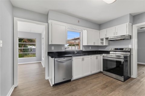 House in Winter Haven, Florida 3 bedrooms, 175.77 sq.m. № 2237247 - photo 6