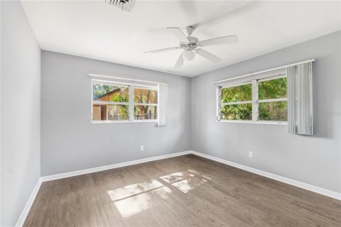 House in Winter Haven, Florida 3 bedrooms, 175.77 sq.m. № 2237247 - photo 12