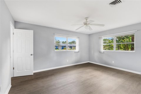 House in Winter Haven, Florida 3 bedrooms, 175.77 sq.m. № 2237247 - photo 8