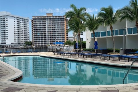 Condominio en alquiler en Hallandale Beach, Florida, 2 dormitorios, 122.91 m2 № 1942263 - foto 14