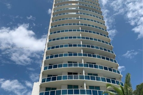 Condo in Hallandale Beach, Florida, 2 bedrooms  № 1942263 - photo 2