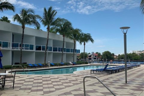 Condo in Hallandale Beach, Florida, 2 bedrooms  № 1942263 - photo 17