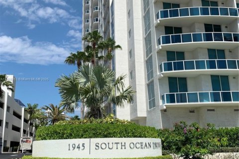 Condo in Hallandale Beach, Florida, 2 bedrooms  № 1942263 - photo 3