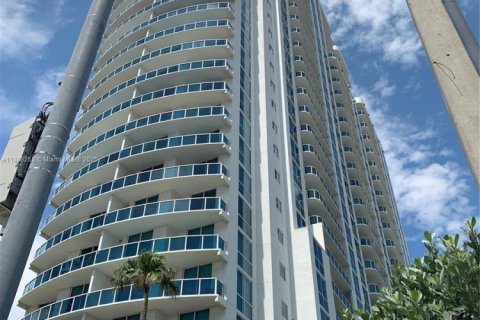 Condo in Hallandale Beach, Florida, 2 bedrooms  № 1942263 - photo 1