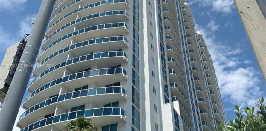 Condo in Hallandale Beach, Florida, 2 bedrooms  № 1942263