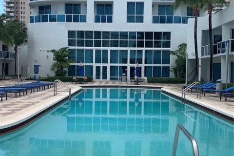 Condo in Hallandale Beach, Florida, 2 bedrooms  № 1942263 - photo 15