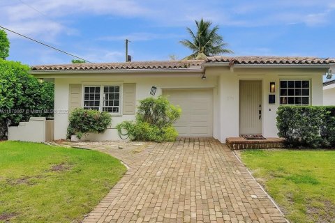 Villa ou maison à louer à Coral Gables, Floride: 3 chambres, 146.88 m2 № 1946649 - photo 1