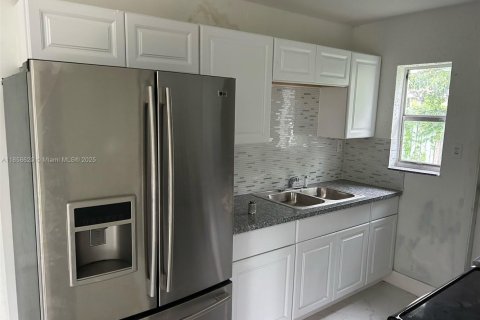 House in West Park, Florida 2 bedrooms, 74.32 sq.m. № 1886659 - photo 1