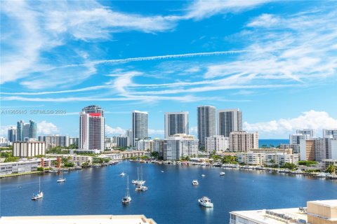 Condo in Hallandale Beach, Florida, 1 bedroom № 2081249