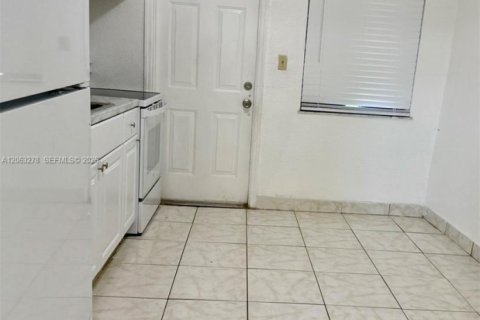 Villa ou maison à louer à Miami, Floride: 2 chambres, 125.42 m2 № 2265331 - photo 3