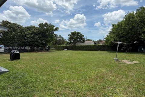 Villa ou maison à louer à Miami, Floride: 2 chambres, 125.42 m2 № 2265331 - photo 10
