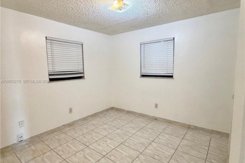Villa ou maison à louer à Miami, Floride: 2 chambres, 125.42 m2 № 2265331 - photo 4