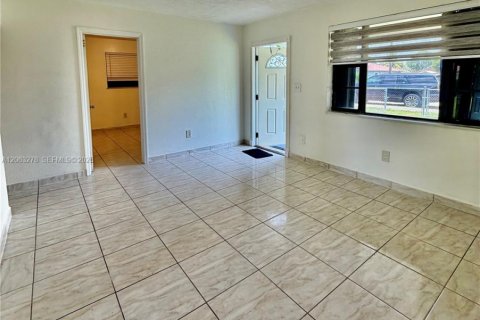 House in Miami, Florida 2 bedrooms, 125.42 sq.m. № 2265331