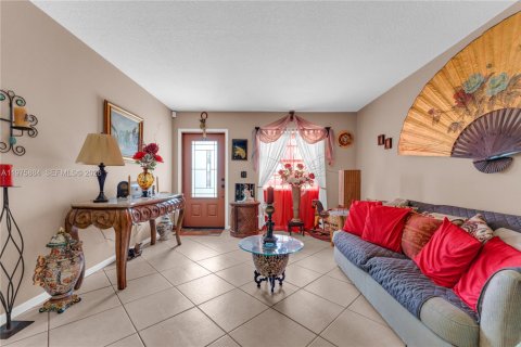 House in Lauderhill, Florida 4 bedrooms, 151.99 sq.m. № 2040676 - photo 5