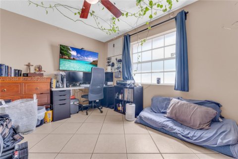 House in Lauderhill, Florida 4 bedrooms, 151.99 sq.m. № 2040676 - photo 28