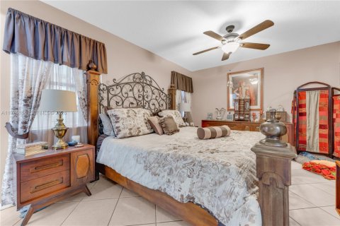 House in Lauderhill, Florida 4 bedrooms, 151.99 sq.m. № 2040676 - photo 24