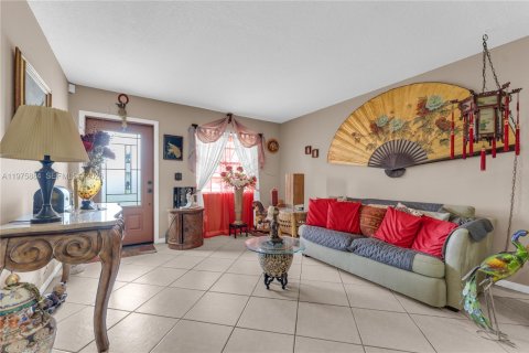 House in Lauderhill, Florida 4 bedrooms, 151.99 sq.m. № 2040676 - photo 8