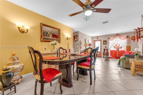 House in Lauderhill, Florida 4 bedrooms, 151.99 sq.m. № 2040676 - photo 11