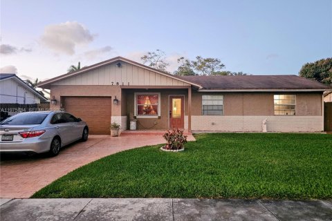 House in Lauderhill, Florida 4 bedrooms, 151.99 sq.m. № 2040676