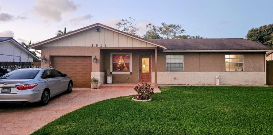 House in Lauderhill, Florida 4 bedrooms, 151.99 sq.m. № 2040676