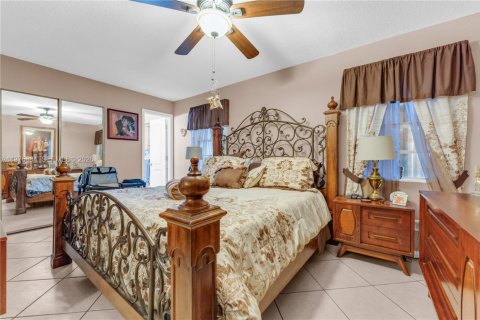 House in Lauderhill, Florida 4 bedrooms, 151.99 sq.m. № 2040676 - photo 23