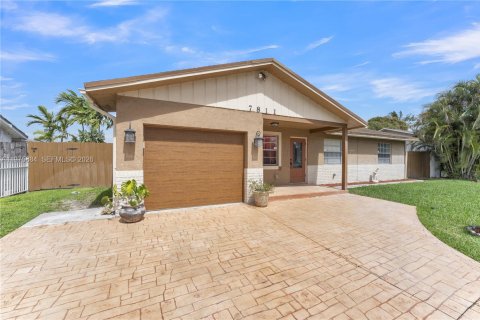 House in Lauderhill, Florida 4 bedrooms, 151.99 sq.m. № 2040676 - photo 2