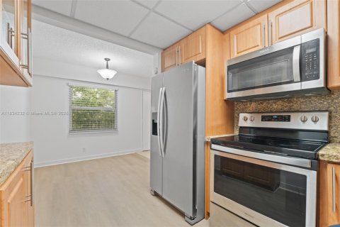 Condo in Pembroke Pines, Florida, 2 bedrooms  № 1818209 - photo 11