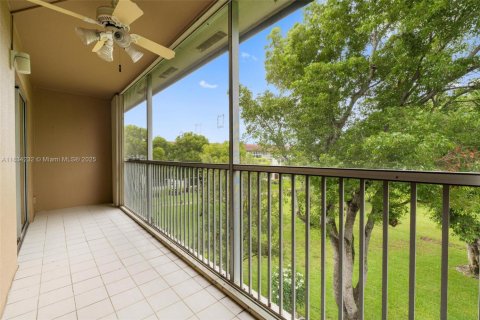 Condo in Pembroke Pines, Florida, 2 bedrooms  № 1818209 - photo 16