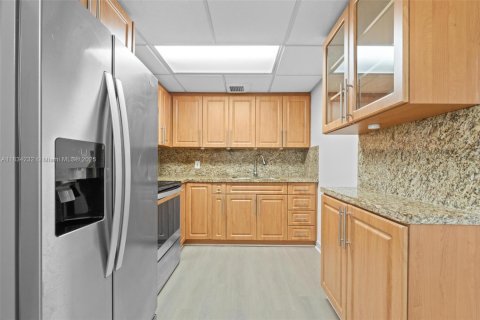 Condo in Pembroke Pines, Florida, 2 bedrooms  № 1818209 - photo 9