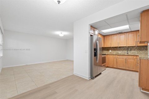 Condo in Pembroke Pines, Florida, 2 bedrooms  № 1818209 - photo 8