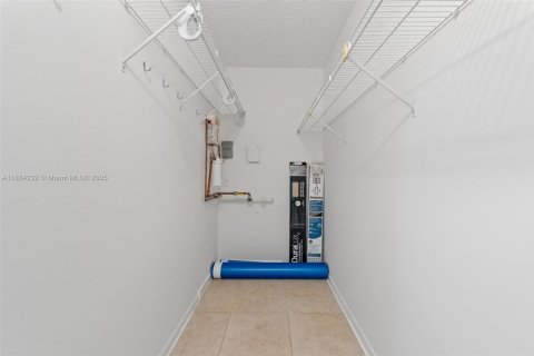 Condo in Pembroke Pines, Florida, 2 bedrooms  № 1818209 - photo 14