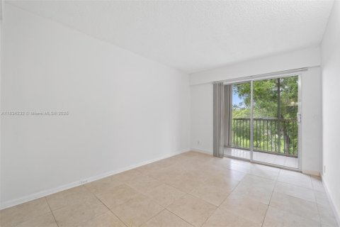 Condo in Pembroke Pines, Florida, 2 bedrooms  № 1818209 - photo 12