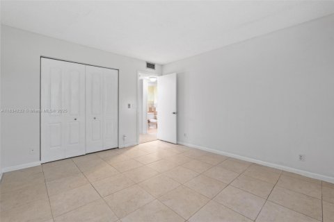 Condo in Pembroke Pines, Florida, 2 bedrooms  № 1818209 - photo 19