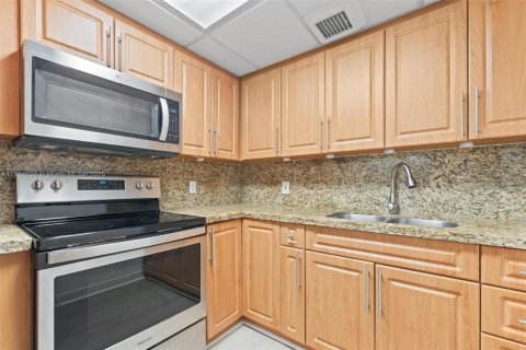 Condo in Pembroke Pines, Florida, 2 bedrooms  № 1818209 - photo 10