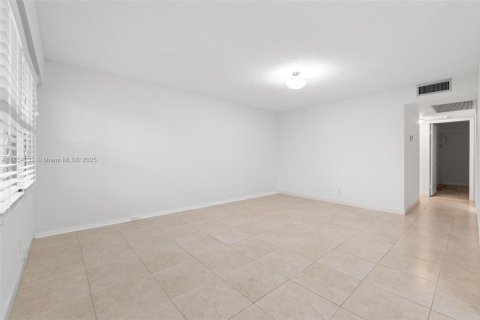 Condo in Pembroke Pines, Florida, 2 bedrooms  № 1818209 - photo 5