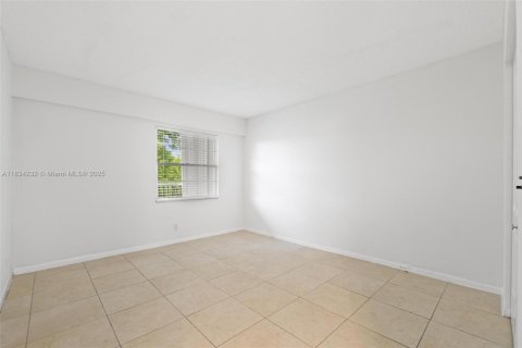 Condo in Pembroke Pines, Florida, 2 bedrooms  № 1818209 - photo 18