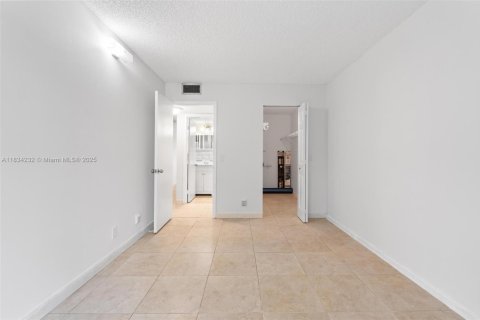 Condo in Pembroke Pines, Florida, 2 bedrooms  № 1818209 - photo 13