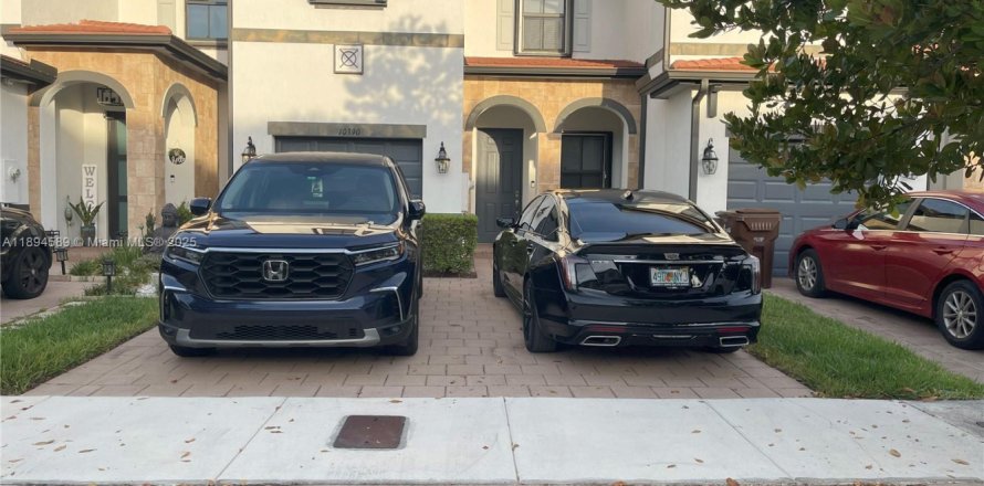 Adosado en Hialeah, Florida 3 dormitorios, 152.73 m2 № 1947049