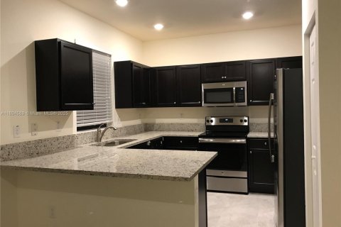 Adosado en alquiler en Hialeah, Florida, 3 dormitorios, 152.73 m2 № 1947049 - foto 2