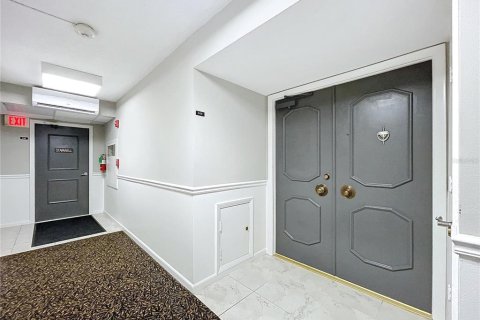 Condo in Belleair, Florida, 2 bedrooms  № 1552517 - photo 2