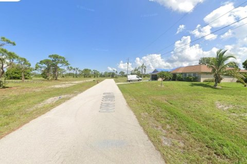Land in Cape Coral, Florida № 2158618 - photo 3