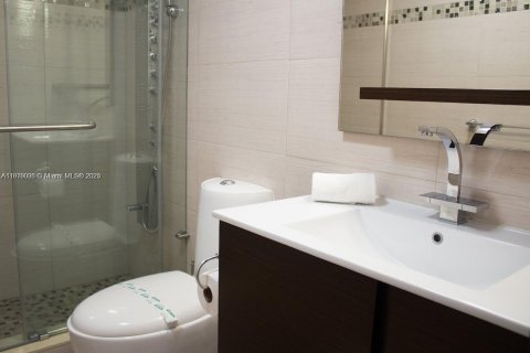 Condo in Hollywood, Florida, 2 bedrooms № 2082669 - photo 15