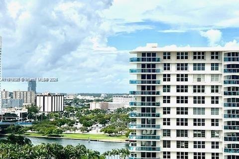 Condo in Hollywood, Florida, 2 bedrooms № 2082669 - photo 18