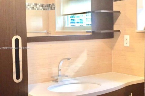 Condo in Hollywood, Florida, 2 bedrooms № 2082669 - photo 13
