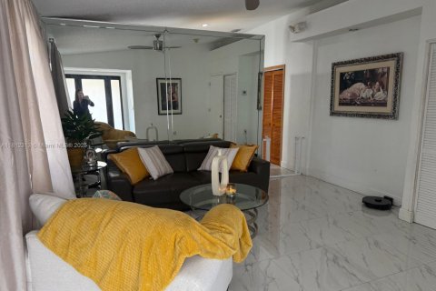 Villa ou maison à vendre à Hialeah, Floride: 3 chambres, 131.55 m2 № 1869978 - photo 22