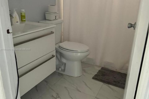 Villa ou maison à vendre à Hialeah, Floride: 3 chambres, 131.55 m2 № 1869978 - photo 17