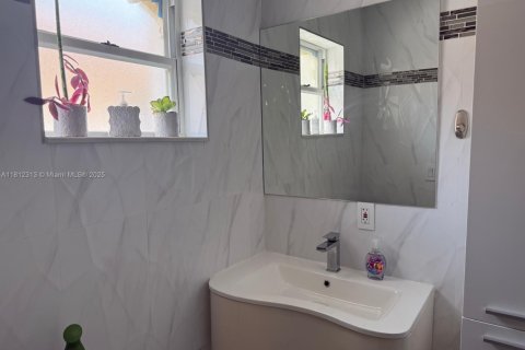 Villa ou maison à vendre à Hialeah, Floride: 3 chambres, 131.55 m2 № 1869978 - photo 16