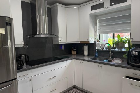 Villa ou maison à vendre à Hialeah, Floride: 3 chambres, 131.55 m2 № 1869978 - photo 11
