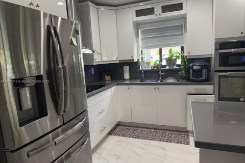 Villa ou maison à vendre à Hialeah, Floride: 3 chambres, 131.55 m2 № 1869978 - photo 12